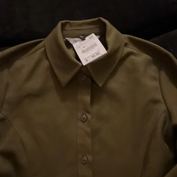 Zara fitted olive green Shirt Top. Clean Lines add style to the everyday shirt🔥 - Picture 3 of 4